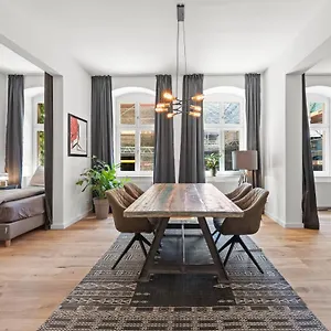 The Strassburger, Stylish 3 Bedroom In Downtown Apartment